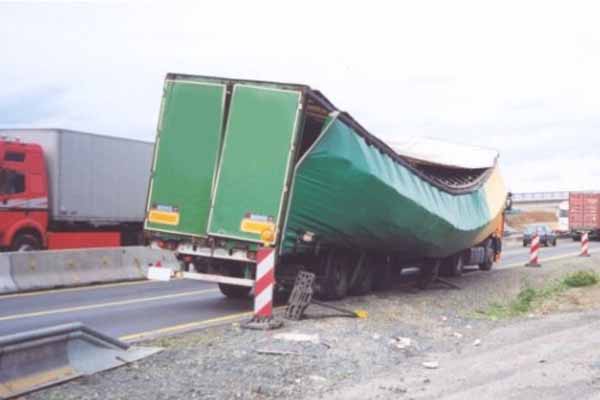 在公路上被撞坏的轻薄厢体 在公路上被撞坏的轻薄厢体