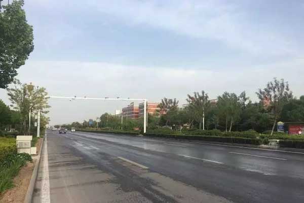 安装在新乡市金穗大道东段的固定式机动车尾气遥感监测系统 安装在新乡市金穗大道东段的固定式机动车尾气遥感监测系统