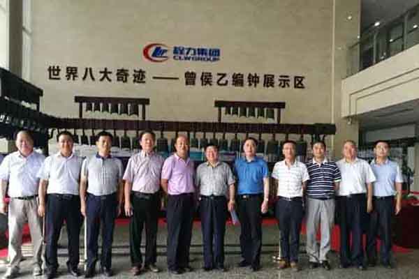 程力集团董事长程道国(右六)与李爱敏总经理(右七)及考察团成员集体合影留念 程力集团董事长程道国(右六)与李爱敏总经理(右七)及考察团成员集体合影留念