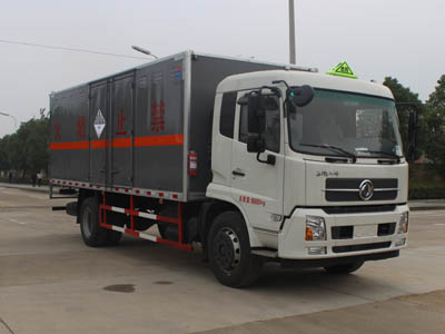 东风天锦厢长7.6米杂项危险物品厢式运输车