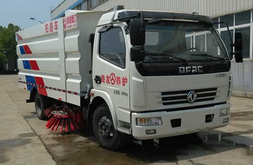 东风多利卡(天然气)扫路车