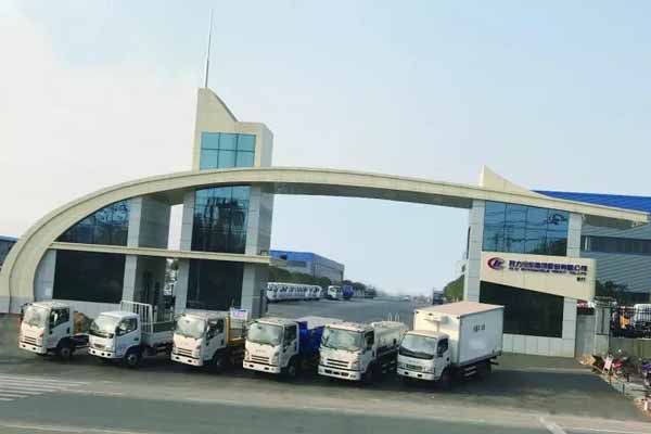 程力汽车集团商用车暨新能源车工业园大门一瞥,品类齐全的新车新品整装待发。 程力汽车集团商用车暨新能源车工业园大门一瞥,品类齐全的新车新品整装待发。