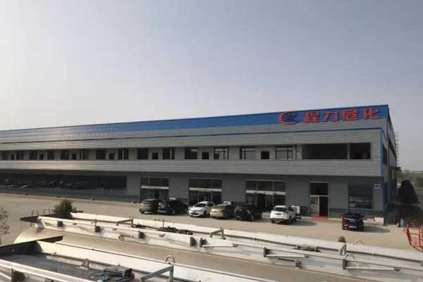 程力轻量化铝合金危化罐车生产车间一角,场面气势令人振奋激动。 程力轻量化铝合金危化罐车生产车间一角,场面气势令人振奋激动。