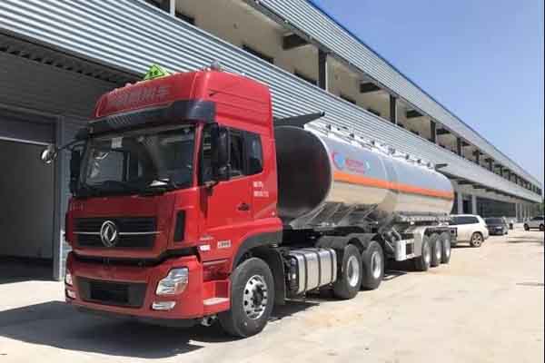 品质卓越性能优良,外观漂亮的轻量化铝合金危化罐车对资深用户产生了极大的吸引力。 品质卓越性能优良,外观漂亮的轻量化铝合金危化罐车对资深用户产生了极大的吸引力。