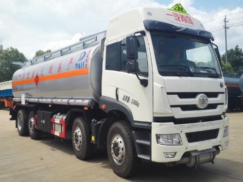 解放前四后六27.8方FL型铝合金油罐车