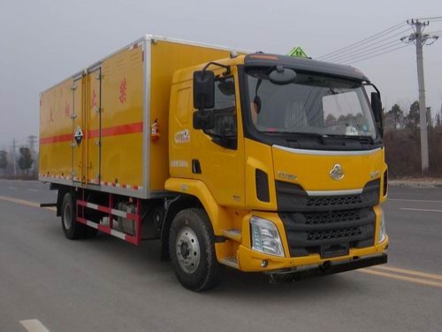 东风乘龙厢长6.38-6.58米腐蚀性物品厢式运输车