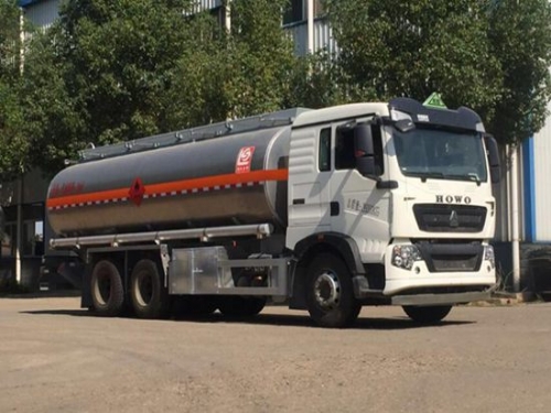 豪沃后八轮25方铝合金油罐车