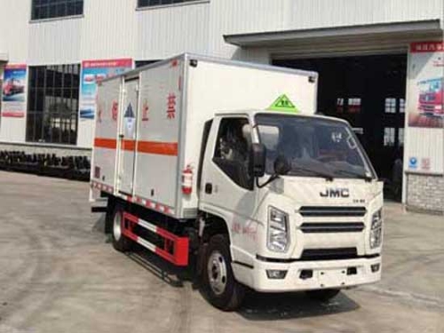 蓝牌江铃凯锐厢长4.15米杂项危险物品厢式运输车