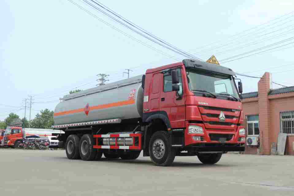 豪沃(液化天然气)后八轮17.5方乙醇易燃液体罐式运输车