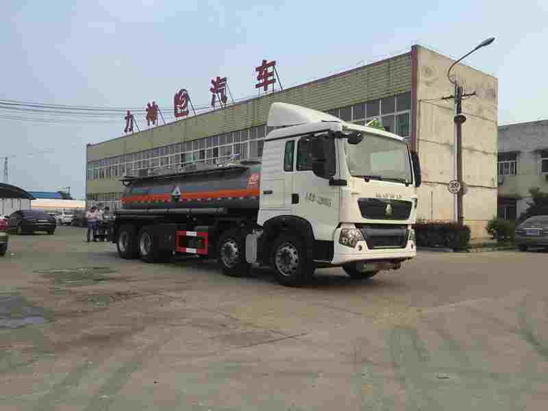 豪沃前四后八11.7方四氯化钛腐蚀性物品罐式运输车