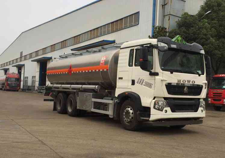 豪沃后八轮21方油罐车