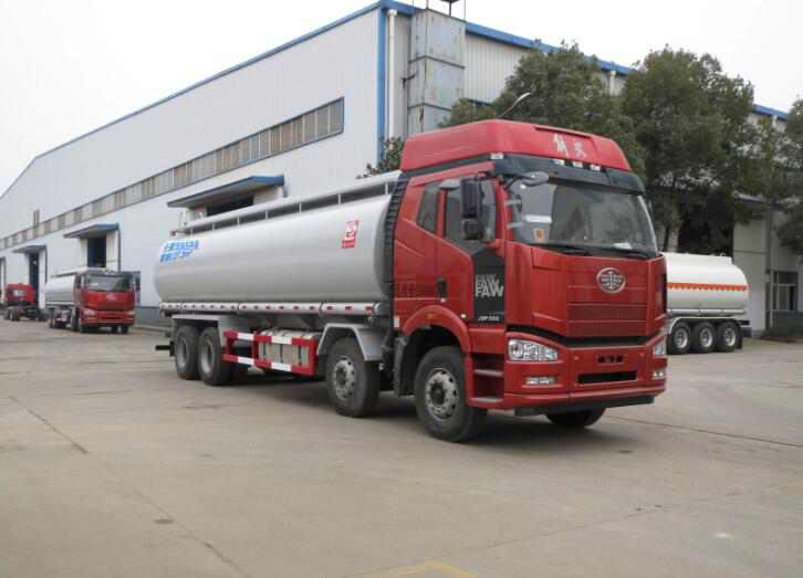 解放前四后八30.6方供液车