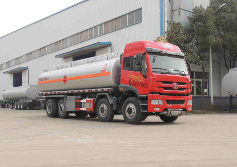 解放前四后六24.6方乙醇易燃液体罐式运输车