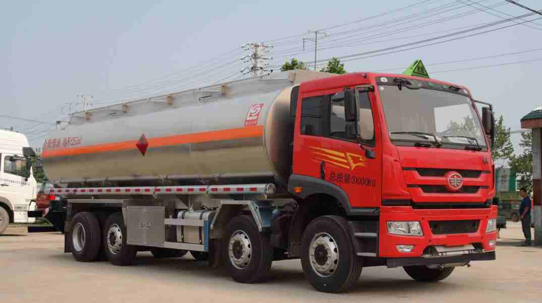 解放前四后六26方加油车