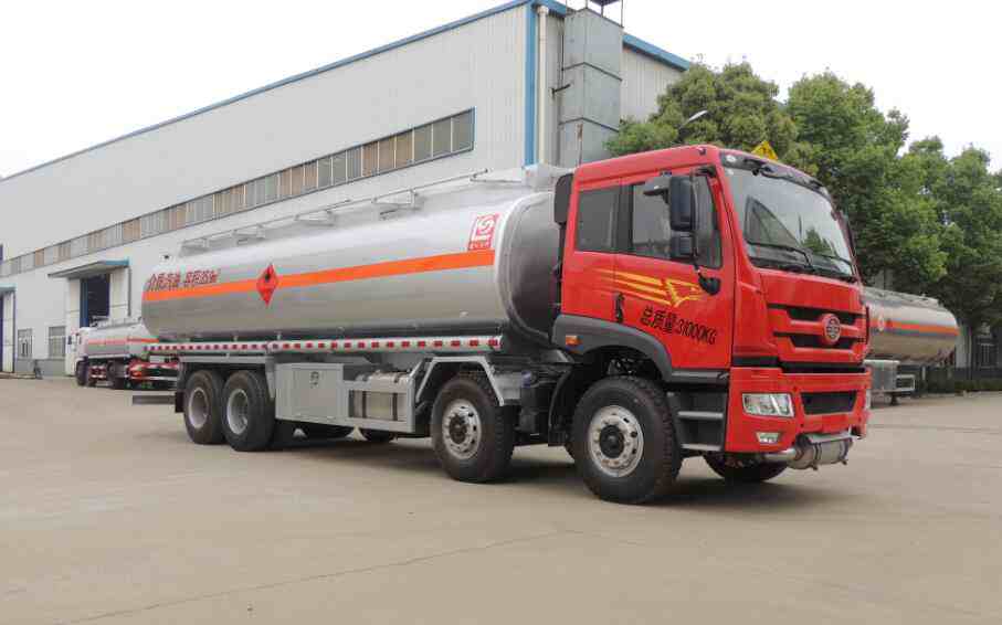 解放前四后八26.4方油罐车