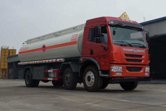 解放小三轴22.3方油罐车