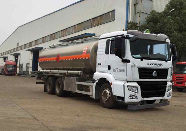 重汽汕德卡后八轮20.5方油罐车