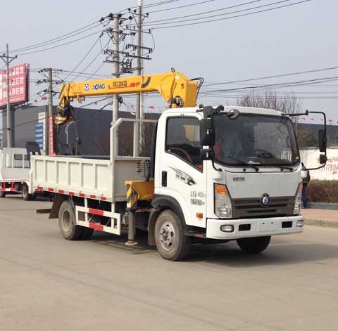 重汽王牌3.2吨随车起重运输车