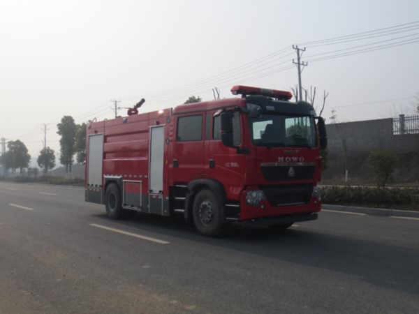 豪沃6吨水罐2吨泡沫罐泡沫消防车