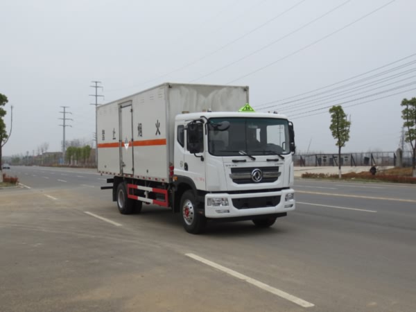 东风D9厢长6.2米杂项危险物品厢式运输车