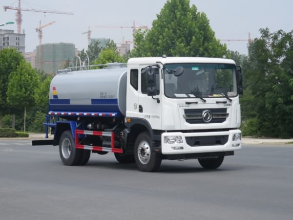 东风D9多利卡12吨洒水车